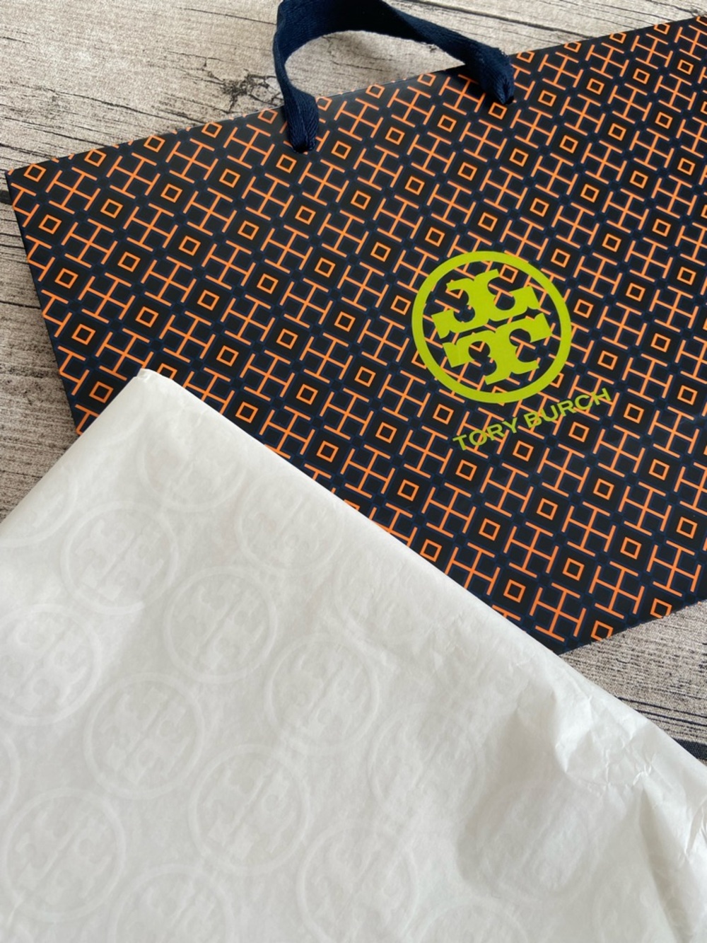 LAST ONE! 🚨 NEW. Bag charm or keychain with Tory Burch medallion + gift wrap - Picture 15 of 16